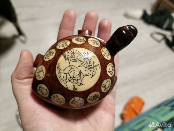 Деревянная черепашка-компас с китайским гороскопом
