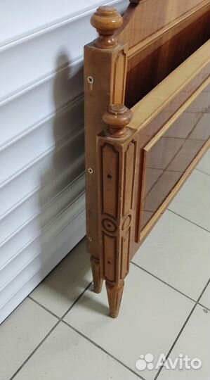 Изголовье кровати с резными элементами