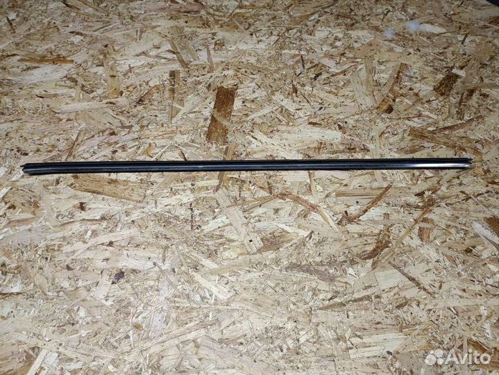 Уплотнитель стекла Toyota Corolla CE104 перед левы