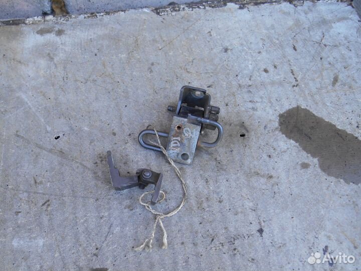 Петля передняя правая нижняя 4B0831412B Audi A6 C5