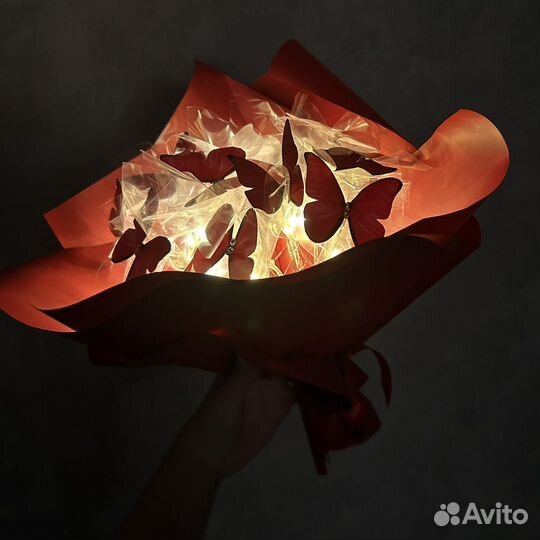 Красный букет из бабочек с подсветкой