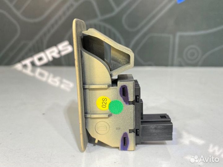 Кнопка стеклоподъемника Volkswagen Touareg 7L