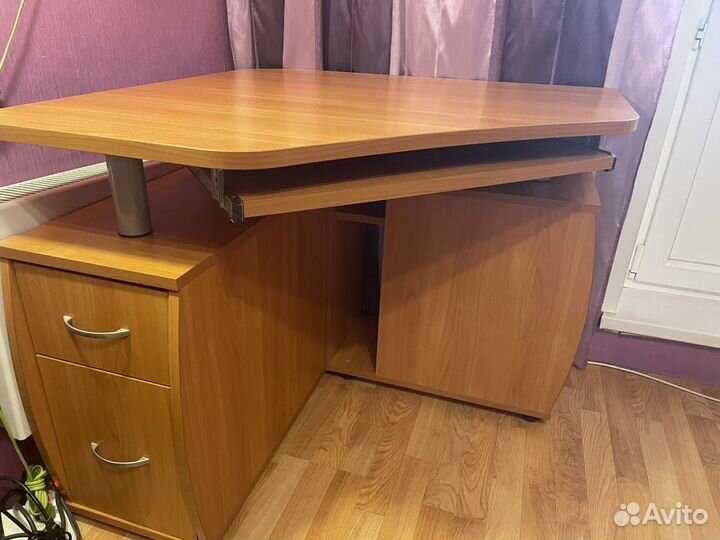 Угловой компьютерный письменный стол в идеальном с