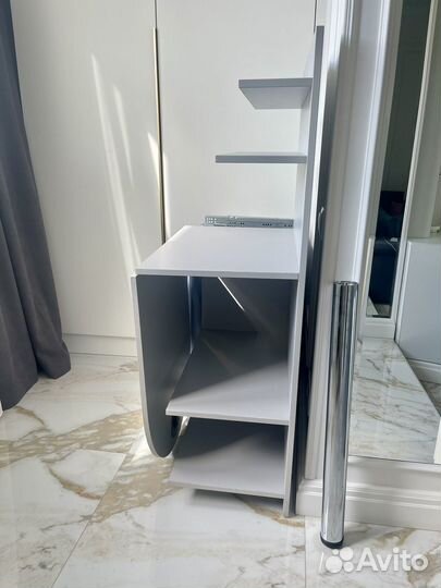 Маникюрный стол