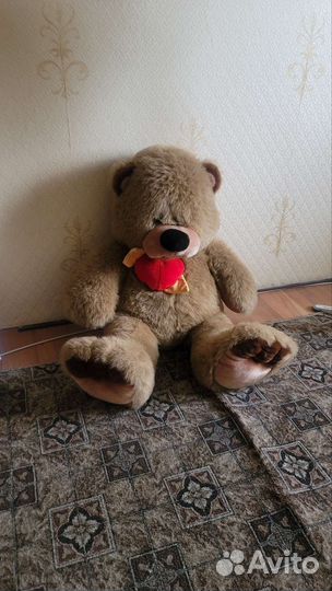 Большой плюшевый медведь