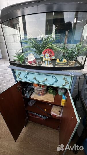 Аквариум с украшениями и тумбой