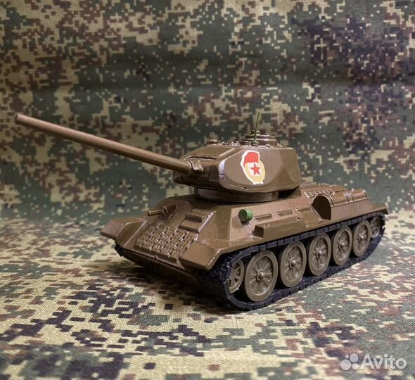Подарок на 23 февраля модель Танка Т-34