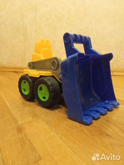 Игрушечный трактор