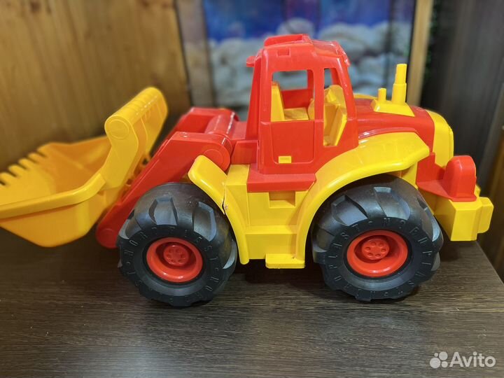 Трактор игрушка