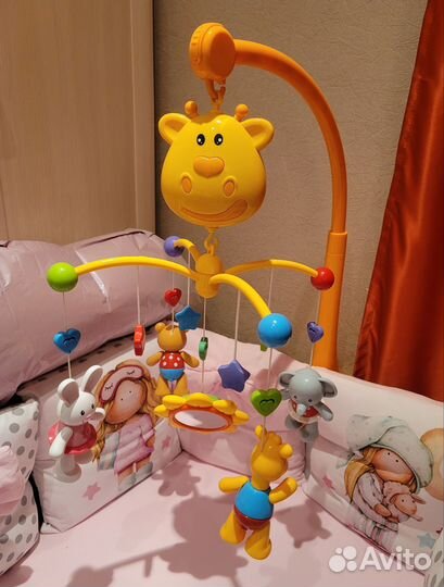 Мобиль в кроватку жирафики
