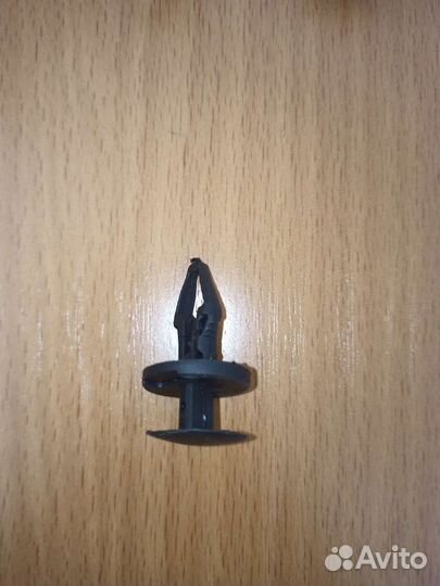 Пистон (клипса) крепления jeep grand cherokee wk2