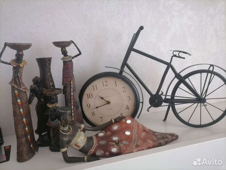 Статуэтки и часы