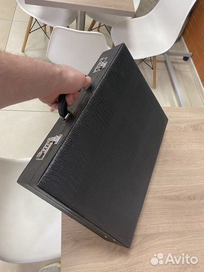 Черный дипломат с долларами, 50 пачек