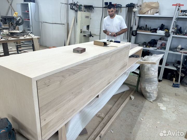 Тумба под телевизор из массива дуба и ореха