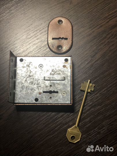 Замок дверной накладной