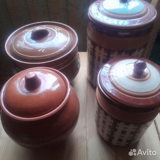 Глиняный большой горшок