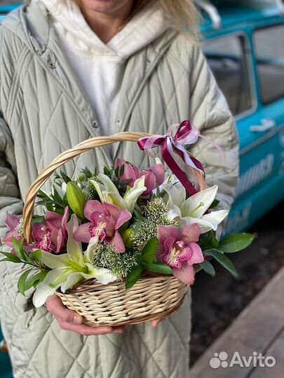 Цветочная композиция Лилии и орхидея в корзине
