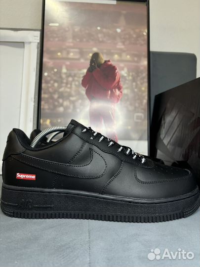 Кроссовки nike air force 1 supreme на руках