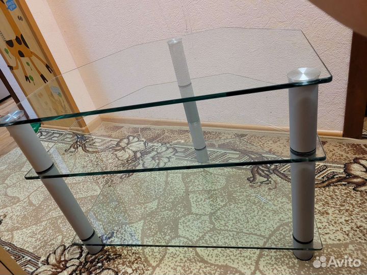 Стеклянный журнальный столик