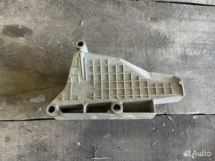 Кронштейн двигателя Granta правый