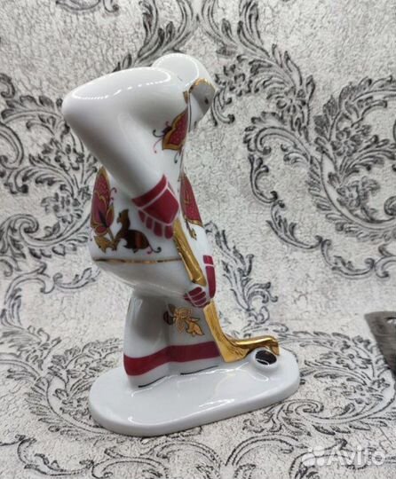Фарфоровая статуэтка. Хоккеист. Хоккей