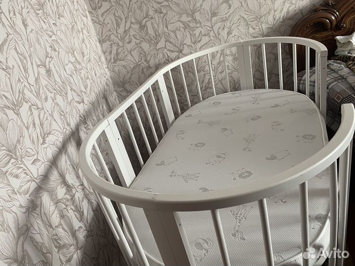 Детская кроватка с маятником и овальным матрасом