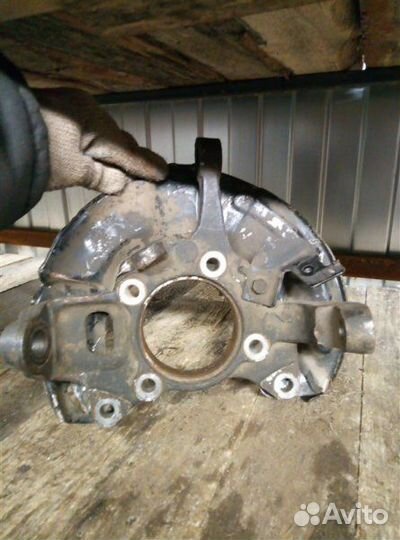 Кулак (цапфа) передний правый Mitsubishi L 200