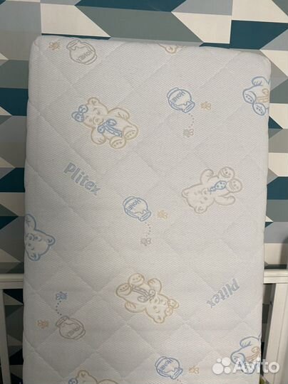 Детская кровать с бортиками и матрасом