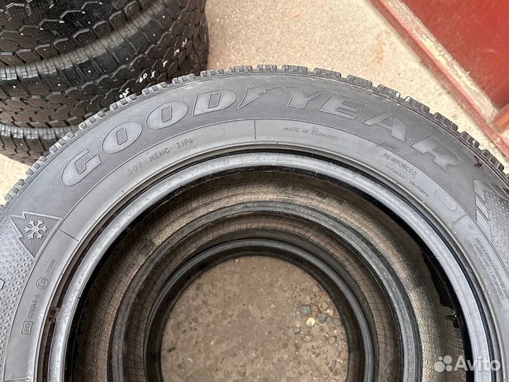 Goodyear UltraGrip 500 235/65 R17 108T