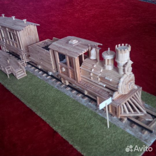 Модель старинного паровоза и Макет Су-76