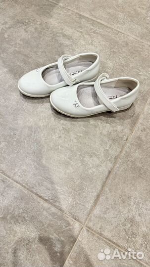 Белые лаковые туфли