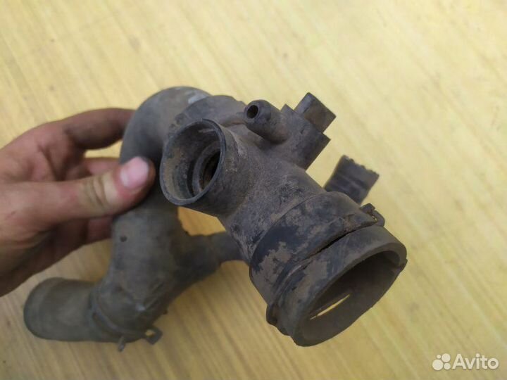 Патрубок охлаждения Audi Allroad 1 поколение 2.7