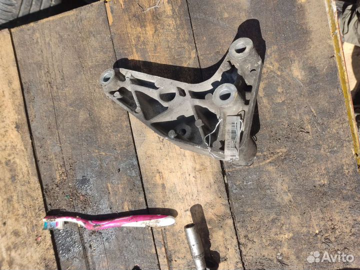 Кронштейн МКПП F17 Opel