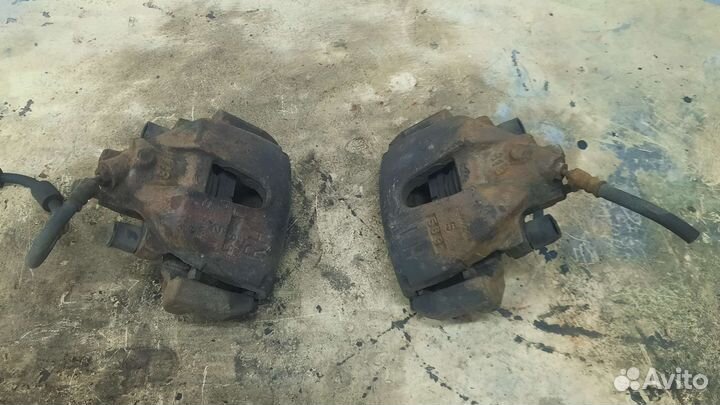 Супорт передний левый/правый mazda 3 bk