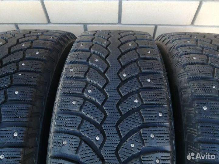 Bridgestone Blizzak Spike-01 215/65 R16