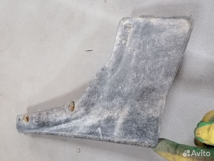 Брызговик задний Nissan Bluebird CD20 2.0 1983-90