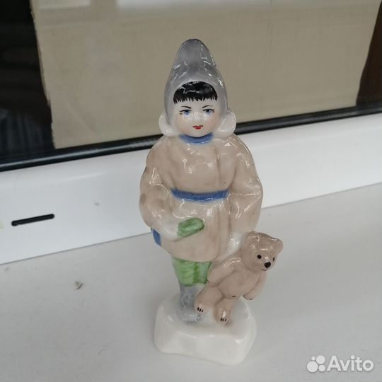 Статуэтка Девочка с мишкой