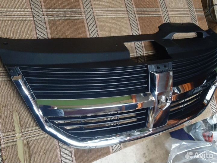 Решетка радиатора dodge Джорно 2008г