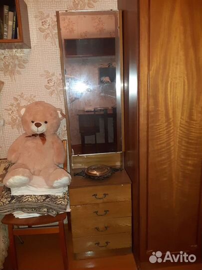 Трюмо и тумбочка
