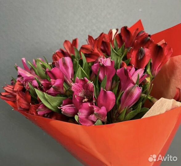 Букет из ярких, стойких альстромерий