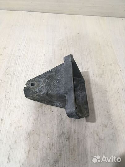 Кронштейн двигателя правый Мерседес W221