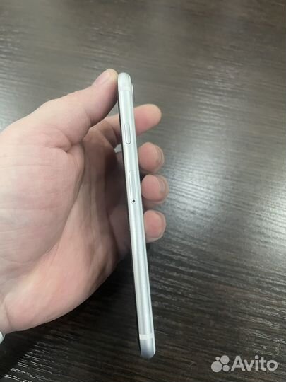 iPhone SE, 64 ГБ