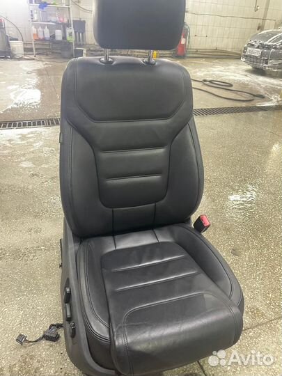 Комплект передних сидений Volkswagen Touareg 2017