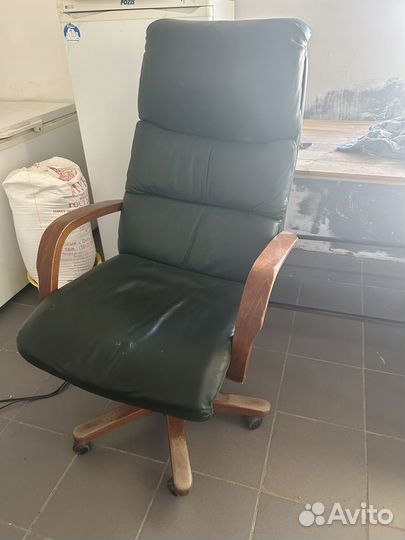 Кожанное кресло