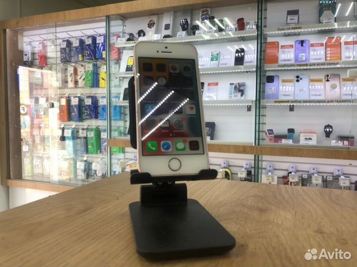 Смартфон Apple iPhone SE 32Gb (розовое золото)