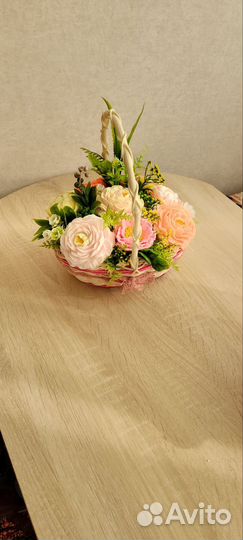 Букет пионов в корзине