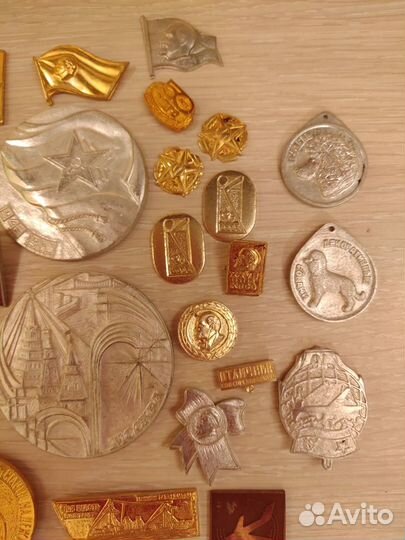 Настольные медали, значки