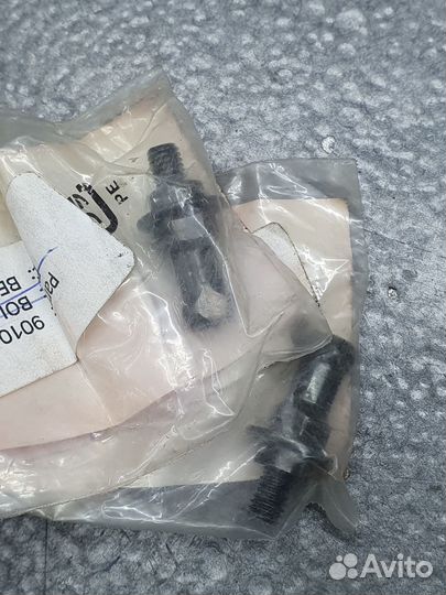 Болт крепления боковой крышки Honda GL1500