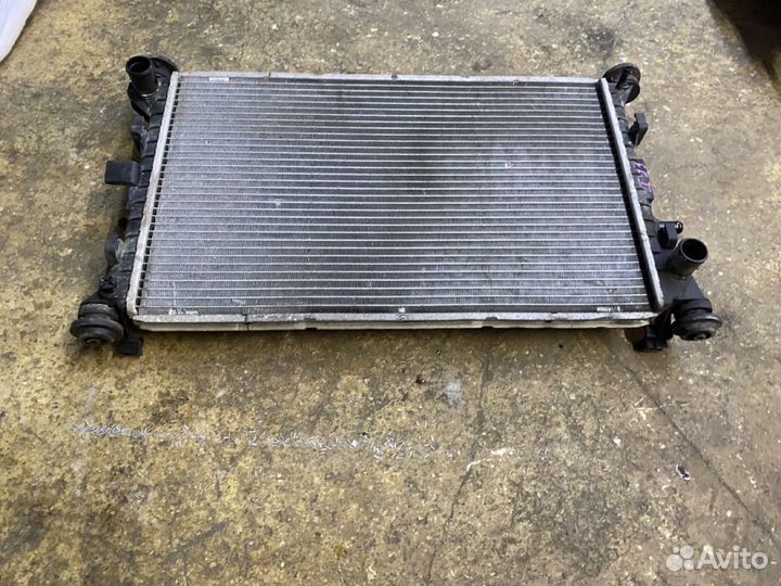 Радиатор охлаждения двигателя Б/У 1671969