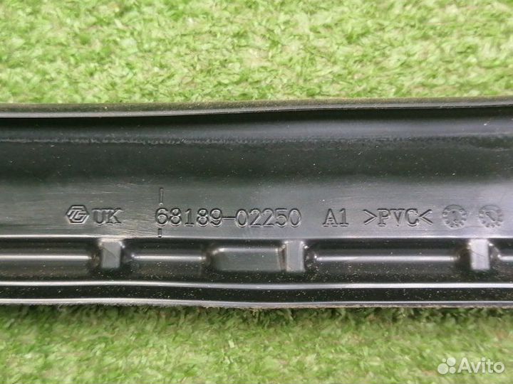 Уплотнитель стекла двери задний левый Toyota